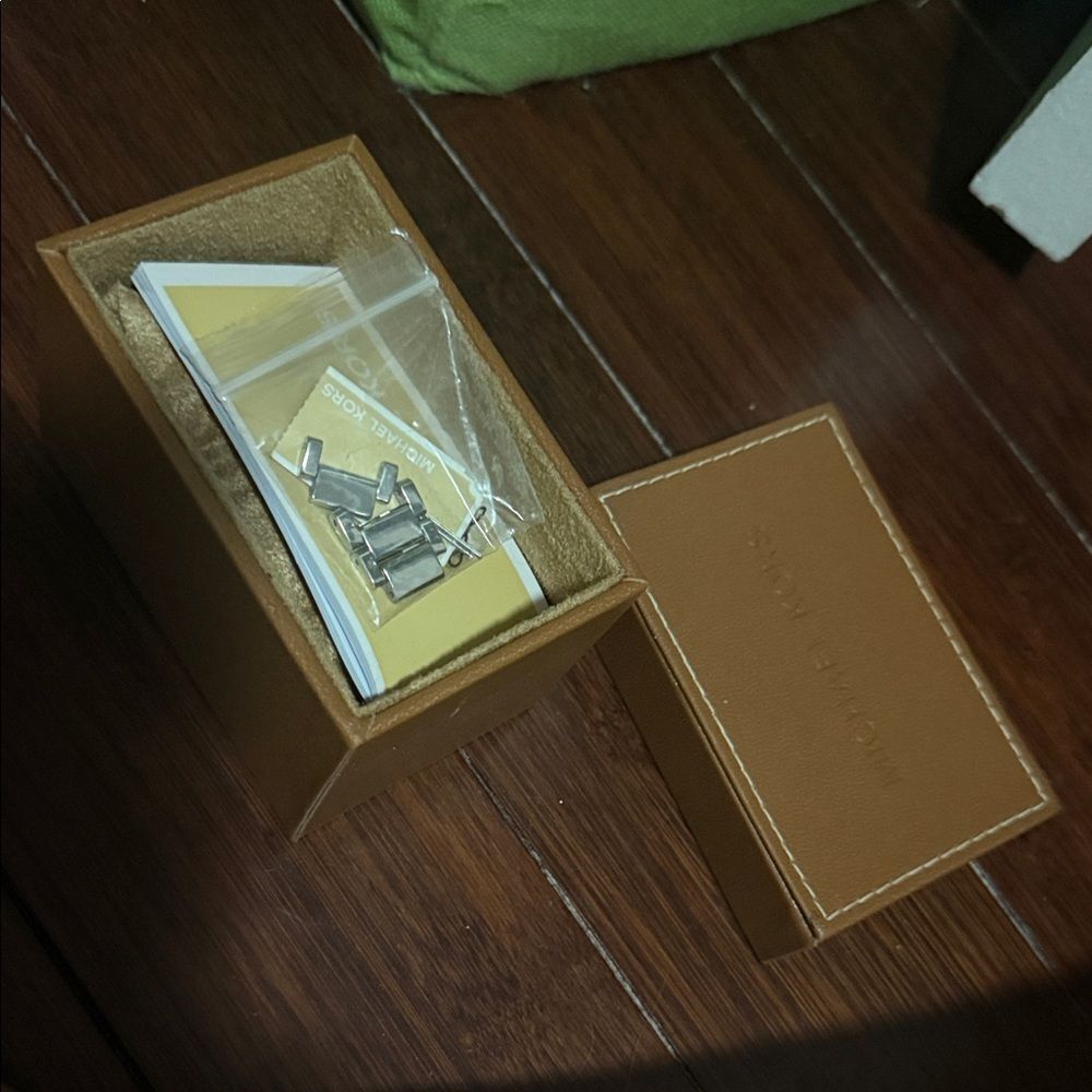 Michael Kors Tan Box With Accessories Watch Links Silver Chronograph Watch New Michael Kors Tan Box With Accessories Watch Links Silver Chronograph Watch New